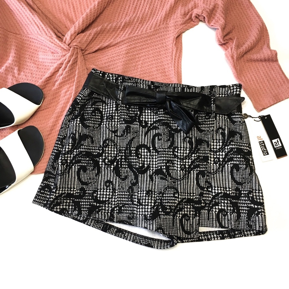 Almost Famous Houndstooth Skort, Pockets, sz 3